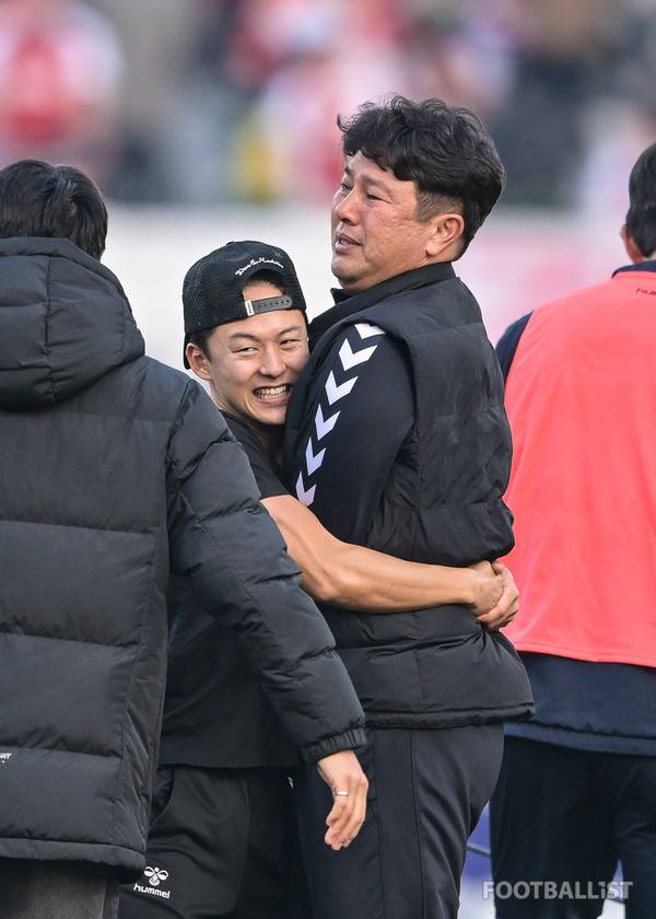 이승우(왼쪽), 김도균 감독(오른쪽, 수원FC). 서형권 기자