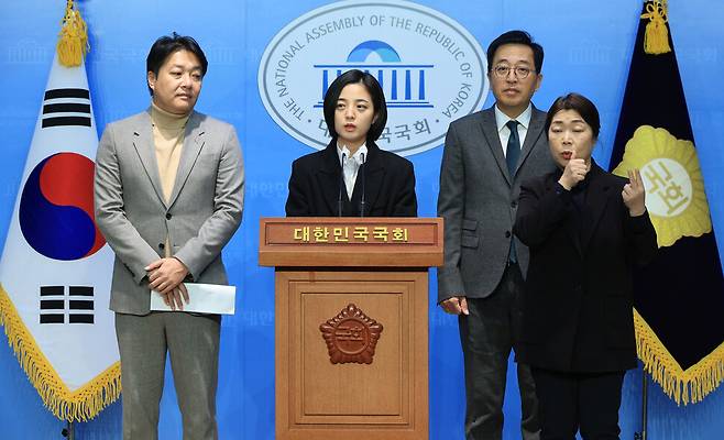 조성주 ‘세번째 권력’ 공동운영위원장(왼쪽부터)과 류호정 정의당 의원, 금태섭 ‘새로운 선택’ 창당준비위원장이 8일 국회 소통관에서 공동 신당 창당 기자회견을 하고 있다. 연합뉴스