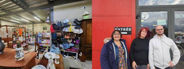 프랑스 페이 드 콜롱비 쉬드 툴루아 소재 기업인 '라 파브리크'는 역내 중고물품을 수거해 깨끗하게 관리·수리한 뒤 재판매하는 사업을 하고 있다. 왼쪽 사진은 물건이 판매되는 소매점의 내부 전경. 오른쪽 사진은 (왼쪽부터) 전직 직원 쟈딘(57)과 현직 직원 조나토(29), 발레리. 이들은 모두 장기실업자였다가 이곳에 취직했다. 페이 드 콜롱비 쉬드 툴루아(프랑스)=신은별 특파원