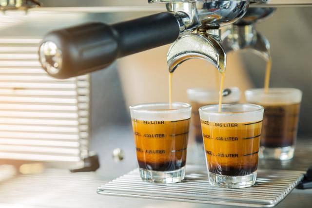 에스프레소를 내리는 모습. 로마=AFP 연합뉴스