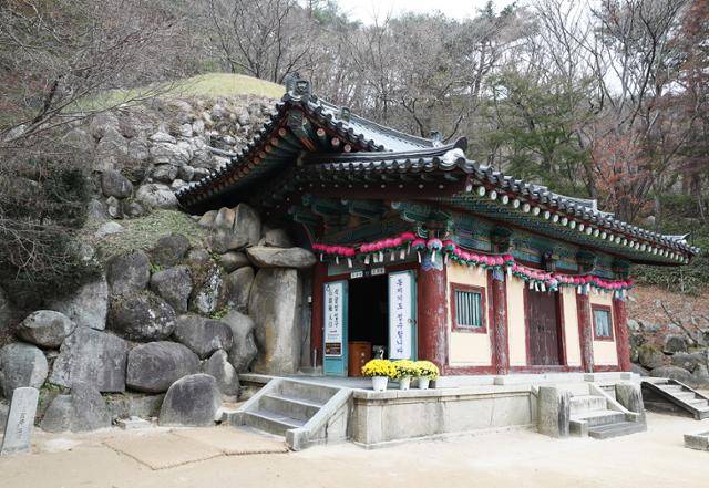 단단한 화강암을 정교하게 쌓아 만든 석굴암 입구. 내부는 사진 촬영 금지다. ⓒ박준규