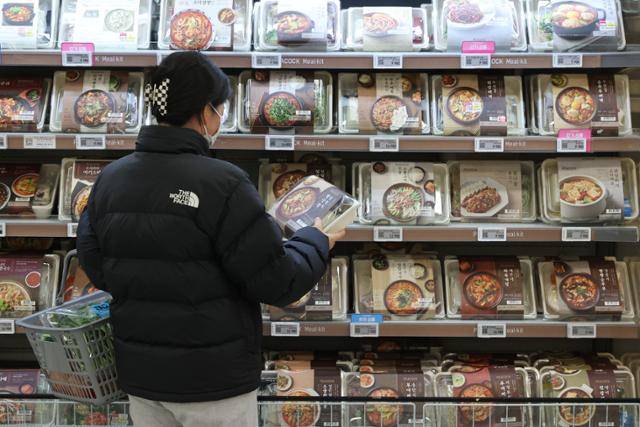 지난달 27일 서울 시내 이마트 밀키트 판매대에서 시민이 제품을 살펴보고 있다. 연합뉴스