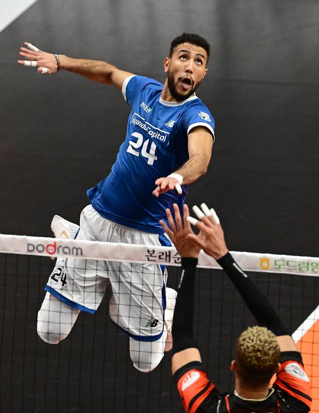 <yonhap photo-2071="">9일 경기도 안산 상록수체육관에서 열린 프로배구 도드람 2023-2024 V리그 OK금융그룹과 현대캐피탈 경기에서 현대캐피탈 아흐메드가 공격을 시도하고 있다. 이날 경기에서 현대캐피탈은 OK금융그룹을 세트 점수 3-0으로 물리치며 6연패 수렁에서 벗어났다. 한국배구연맹 제공</yonhap>