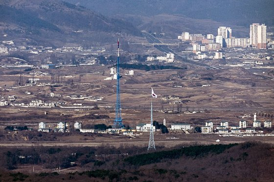 지난 3월 경기도 파주시 접경지역에서 바라본 서부전선 비무장지대(DMZ)에서 남측 대성동 마을 태극기와 북측 기정동 마을 인공기가 마주보고 있다. [연합뉴스]