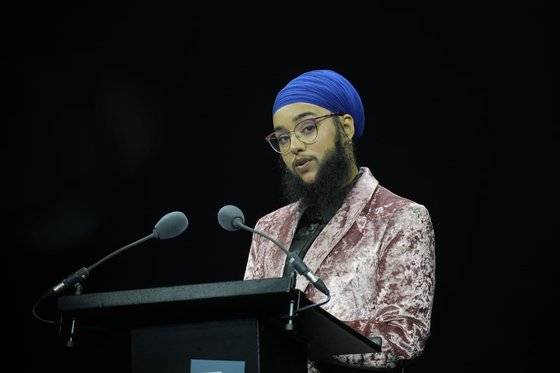 어린 시절의 자신에게 보내는 편지를 낭독하고 있는 하남 카우르. 사진 몽블랑