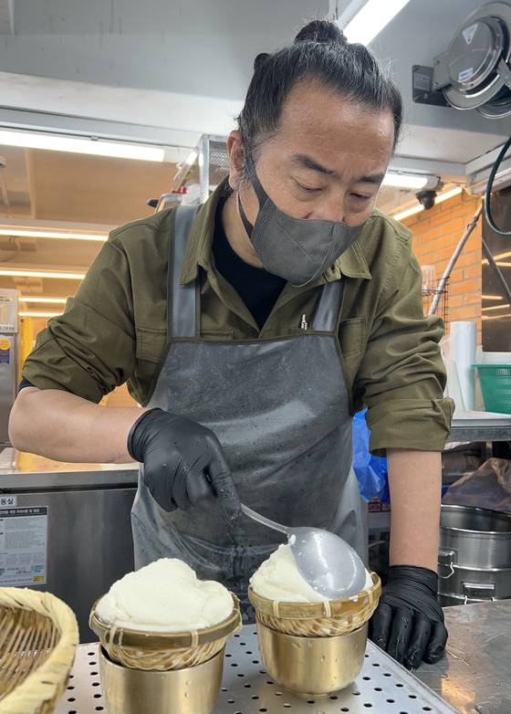 소쿠리에 순두부를 담는 윤태현 대표. [사진 이택희]
