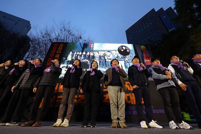 화력발전소 비정규 하청 노동자였던 고(故) 김용균 씨 5주기를 이틀 앞둔 9일 서울 종로구 보신각 앞에서 열린 5주기 추모식에서 김 씨의 어머니 김미숙 김용균 재단 대표를 비롯한 추모위원회 관계자들이 합창하고 있다. 사진=연합뉴스