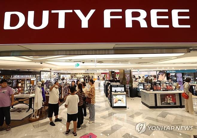 지난 8월 서울의 한 면세점에서 중국인 관광객들이 쇼핑을 하고 있다. [연합뉴스]