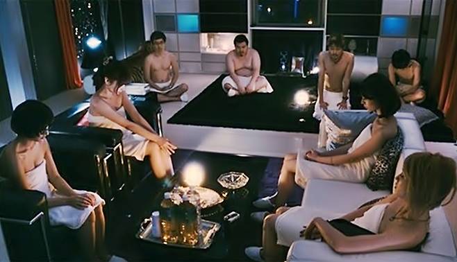 난교 파티를 위해 풍속점에 모인 남녀 8명의 욕망을 다룬 영화 ‘사랑의 소용돌이’ 한 장면. 자료사진으로 기사와 무관. [사진출처 = 영화 ‘사랑의 소용돌이’ 홍보 스틸 컷]