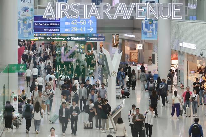 인천국제공항 면세점이 여행객들로 붐비고 있다. [사진 제공 = 연합뉴스]