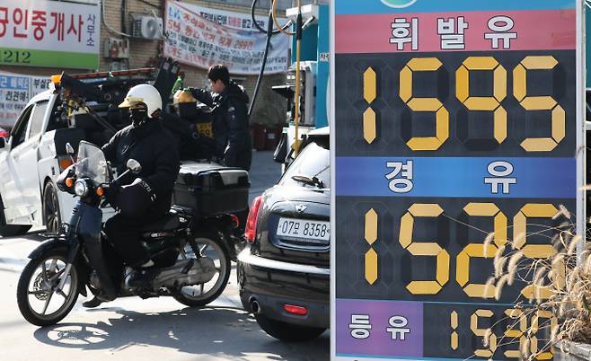 서울 성북구의 한 주유소에 휘발유 가격이 표시돼있다. / 사진=뉴스1