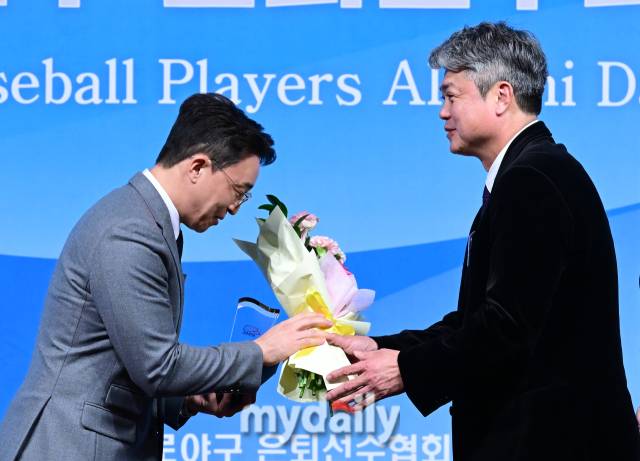 2023년 12월 7일 서울 청담동 리베라호텔에서 '제 11회 2023 한국프로야구 은퇴선수의 날'이 열렸다. NC 손아섭이 최고의 선수상을 수상하고 있다./마이데일리