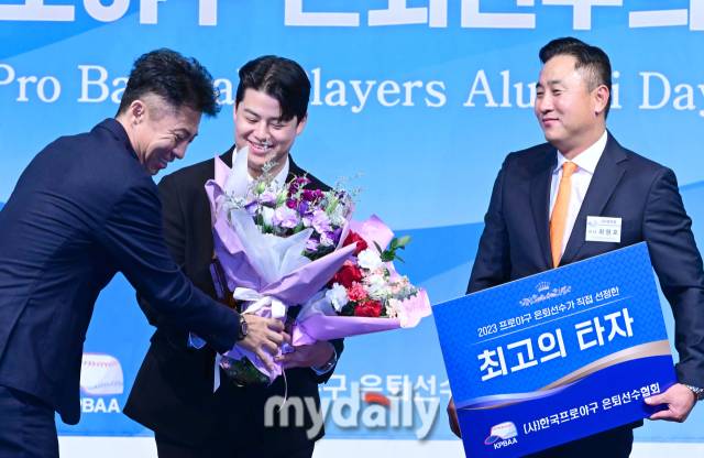 '최고의 타자상'을 수상한 노시환이 손혁 단장과 최원호 감독의 축하를 받고 있다 / 청담동 = 유진형 기자 zolong@mydaily.co.kr