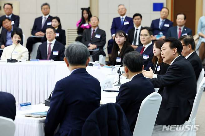 [부산=뉴시스] 전신 기자 = 윤석열 대통령이 6일 부산 동구 부산항국제전시컨벤션센터에서 열린 '부산시민의 꿈과 도전' 격려 간담회에서 마무리 발언을 하고 있다. 2023.12.06. photo1006@newsis.com