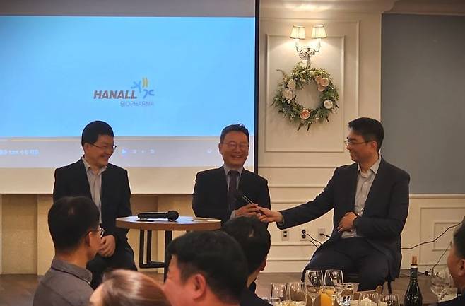[서울=뉴시스] 한올바이오파마의 역사와 미래 토크쇼. 왼쪽부터 한올바이오파마 박승국 부회장, 김성욱 전 부회장, 정승원 대표이사 (사진=한올바이오파마 제공) 2023.12.09. photo@newsis.com *재판매 및 DB 금지