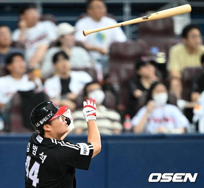 [OSEN=고척, 이대선 기자] 6일 오후 서울 고척스카이돔에서 ‘2023 신한은행 SOL KBO리그’ 키움 히어로즈와 LG 트윈스의 경기가 열렸다.8회초 1사에서 LG 김범석이 외야플라이로 물러나고 있다. 2023.06.06 /sunday@osen.co.kr