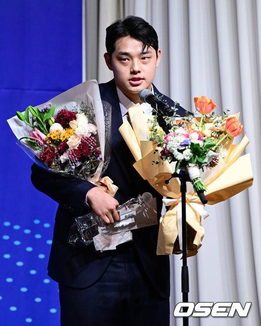 [OSEN=지형준 기자]한화 문동주가 신인상을 수상하며 소감을 말하고 있다. 2023.12.08 / jpnews.osen.co.kr