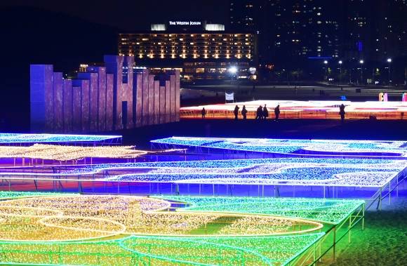 해운대 해수욕장 백사장에 설치된 빛 조형물. 해운대구청 제공