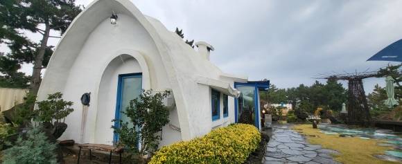 제주시 한림읍 협재리 테시폰카페 한형수 가든은 테시폰 주택공법을 적용해 현대식으로 재해석 해내는데 성공했다. 제주 강동삼 기자