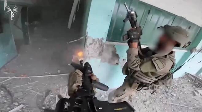 이스라엘군(IDF)이 가자지구의 한 학교에서 총격전을 벌이는 영상을 공개했다.