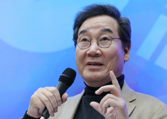 이낙연 전 국무총리가 6일 오후 서울 노원구 삼육대학교에서 ‘청년, 정치리더와 현대사회의 미래 바라보기’를 주제로 특강을 하고 있다. 2023.12.6 연합뉴스