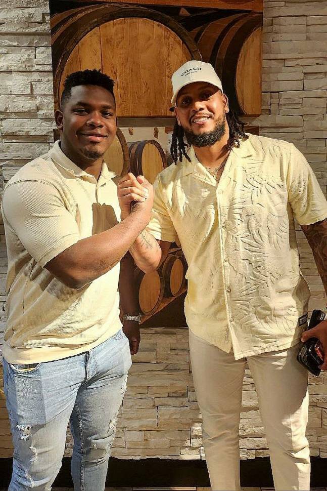 9일 한화와 계약을 마친 페냐(오른쪽)와 앞서 한화 유니폼을 입은 외국인 타자 요나단 페라자. /사진=한화 이글스