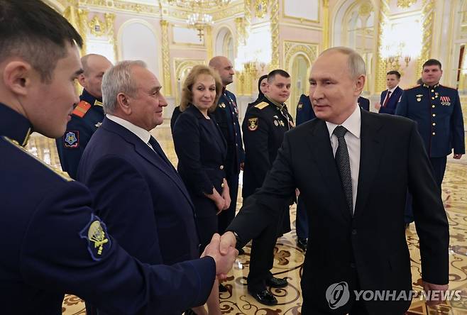 대선 출마 선언한 푸틴 (모스크바 EPA=연합뉴스) 8일(현지시간) 블라디미르 푸틴 러시아 대통령이 내년 대선 출마를 선언한 크렘린궁 행사에서 군인들과 악수하고 있다. 2023.12.8 photo@yna.co.kr (끝)