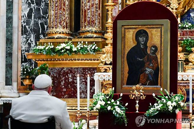 성모 성화에 황금장미 바친 프란치스코 교황 (로마 로이터=연합뉴스) 프란치스코 교황이 8일(현지시간) 이탈리아 로마 시내 산타 마리아 마조레 대성전에 있는 성모 성화 앞에서 기도하고 있다. 성모 성화 앞에 교황이 봉헌한 황금 장미 3송이가 놓여 있다. 2023.12.08 photo@yna.co.kr