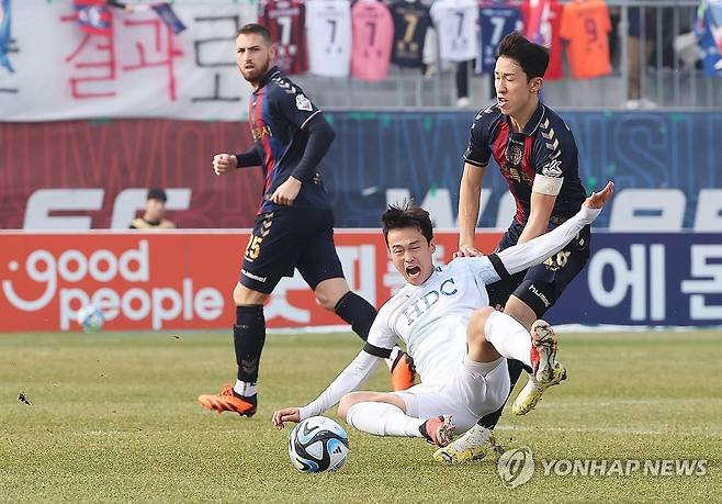 거친 몸싸움 (수원=연합뉴스) 홍기원 기자 = 9일 경기도 수원종합운동장에서 열린 프로축구 승강 플레이오프 2차전 수원FC와 부산 아이파크의 경기. 부산 정원진과 수원FC 이영재가 몸싸움을 하고 있다. 2023.12.9 xanadu@yna.co.kr