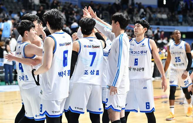 10일 고양 소노전에서 승리를 거둔 대구 한국가스공사 선수들 사진=KBL