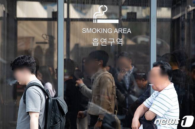 '세계 금연의 날'인 31일 서울시내 한 흡연구역에서 시민들이 흡연을 하고 있다. 2023.5.31/뉴스1 ⓒ News1 유승관 기자