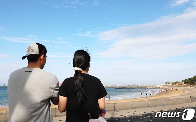 10일 오후 제주시 이호테우해수욕장에서 반팔을 입은 연인이 나들이를 즐기고 있다. 이날 오후 2시 기준 제주 낮 최고기온은 23.1도를 기록했다.2023.12.10./뉴스1 ⓒ News1 오미란 기자