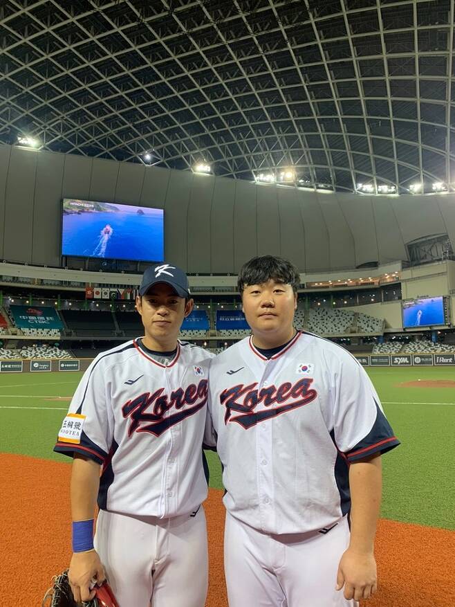 아시아야구선수권 대회 한국 대표팀 박주찬(왼쪽)과 김범석. 사진 | 대한야구소프트볼협회