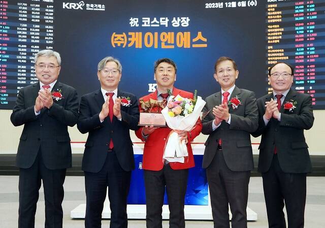 케이엔에스는 지난 6일 '따따블'(공모가 대비 4배 상승)에 성공하며 기분 좋은 출발을 알렸다. 사진은 코스닥시장 상장기념식에 참석한 (왼쪽부터) 채남기 한국IR협의회 회장, 홍순욱 한국거래소 코스닥시장본부장, 정봉진 케이엔에스 대표이사, 황성엽 신영증권 대표이사, 강왕락 코스닥협회 부회장. /한국거래소