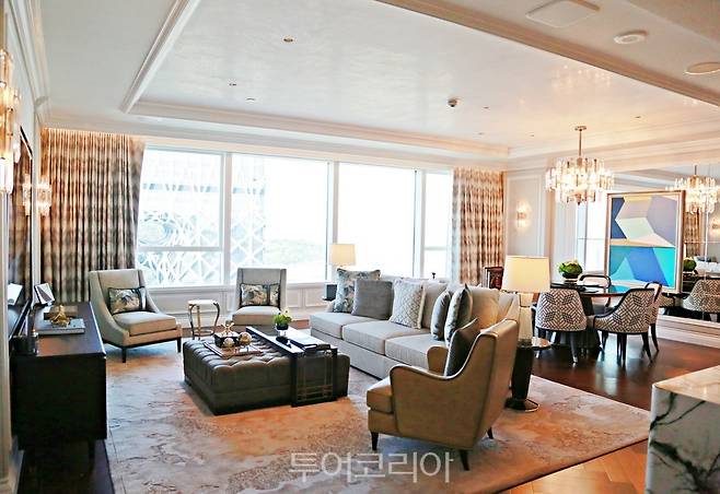 런더너코트 스위트룸의 거실 (사진. 김관수)