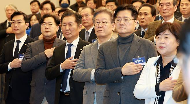 이재명 더불어민주당 대표, 홍익표 원내대표 등 민주당 지도부와 의원들이 지난 7일 오전 서울 여의도 국회 도서관에서 열린 제2차 중앙위원회의에서 국민의례를 하고 있다./뉴시스