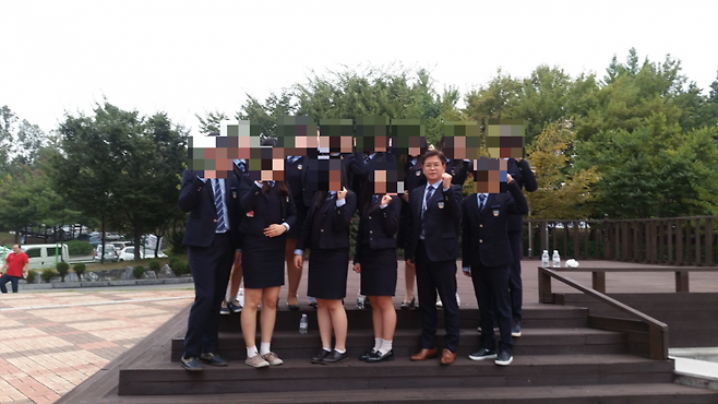 학생들과 찍은 단체사진에서 제임스 교장은 남학생들과 똑같은 교복을 입고 있다. 초상권 때문에 학생들의 얼굴을 가렸다. 정정호 씨 제공