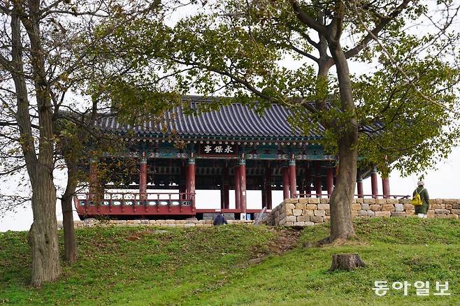 충청수영성 주변 절경의 풍경을 내려다볼 수 있는 정자 영보정.