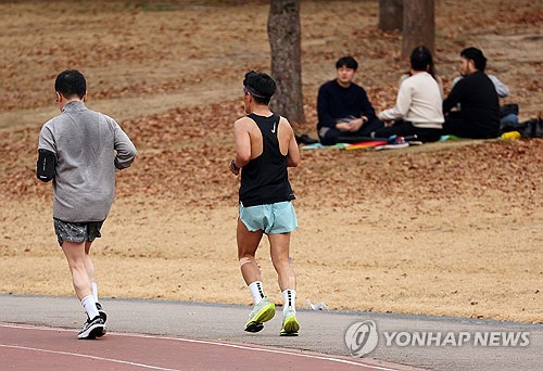 평년보다 높은 기온으로 때아닌 봄 날씨를 보인 10일 광주 북구 전남대학교 교정에서 가벼운 옷차림으로 조깅하는 시민과 휴식하는 시민들이 눈에 띈다. [광주=연합뉴스]