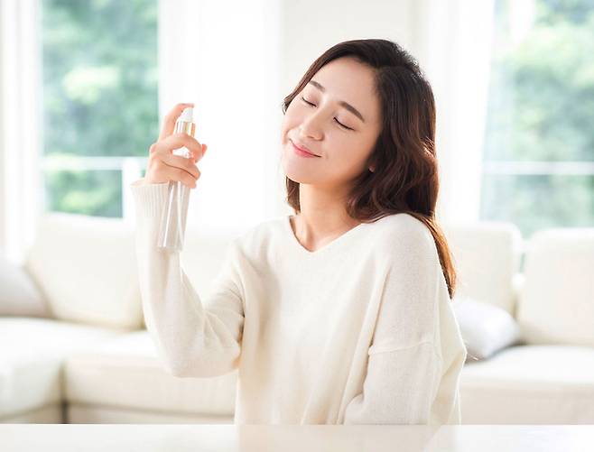 미스트는 건조한 공간에서 사용하는 것보다 세안 직후 다른 보습제와 함께 사용하는 게 좋다./사진=클립아트코리아