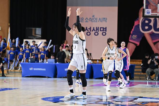 청주 KB 스타즈 박지수가 9일 용인 삼성생명전에서 득점에 성공한 뒤 기뻐하고 있다. 사진=WKBL&nbsp;
