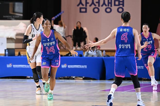 약 1년 만에 부상 복귀전을 치른 용인 삼성생명 키아나 스미스(왼쪽). 사진=WKBL