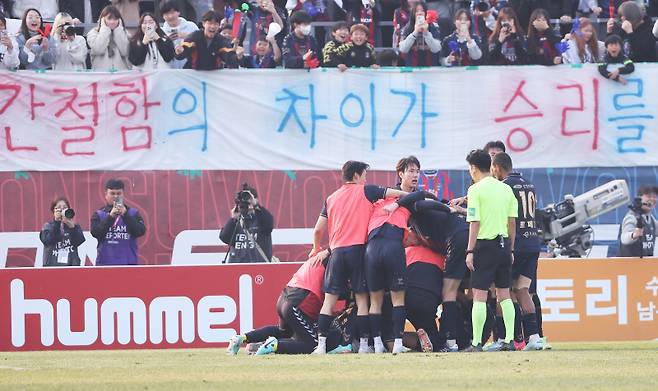 9일 경기도 수원종합운동장에서 열린 프로축구 승강 플레이오프 2차전 수원FC와 부산 아이파크의 경기. 골을 넣은 수원FC 이영재가 기뻐하고 있다. 연합뉴스
