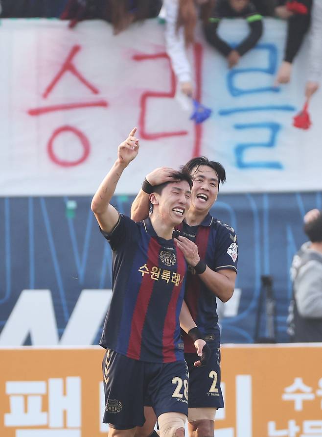 9일 경기도 수원종합운동장에서 열린 프로축구 승강 플레이오프 2차전 수원FC와 부산 아이파크의 경기. 골을 넣은 수원FC 이영재가 기뻐하고 있다. 연합뉴스