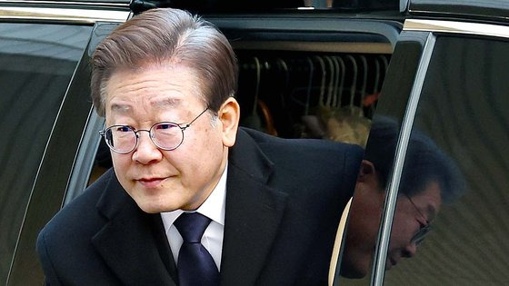 더불어민주당 이재명 대표가 8일 오전 서울중앙지법에서 열린 공직선거법 위반 관련 1심 속행공판에 출석하기 위해 차에서 내리고 있다. 연합뉴스