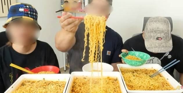 초대용량 음식이 인기를 끌자 나온 신제품 먹방을 하는 유튜버들. /사진=유튜브 캡처