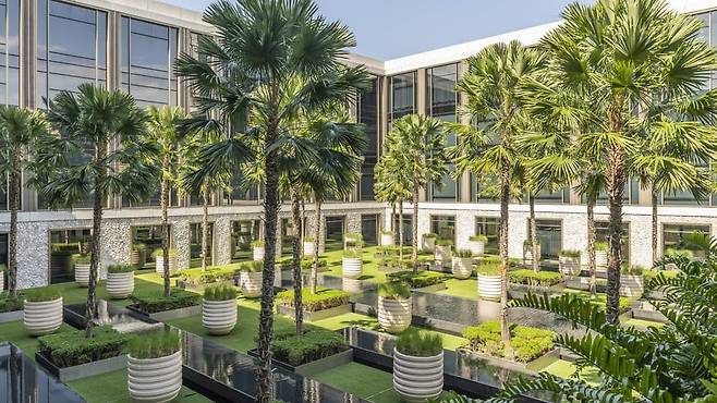 방콕 포시즌스 호텔의 지중해식 정원. 방콕 포시즌스 제공