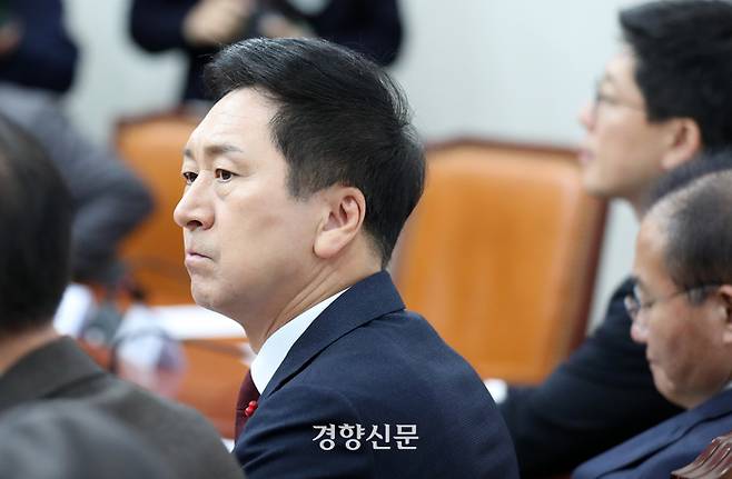 김기현 국민의힘 대표가 7일 국회에서 열린 최고위원회의에서 고개돌려 옆을 보고 있다. 2023.12.07 박민규 선임기자