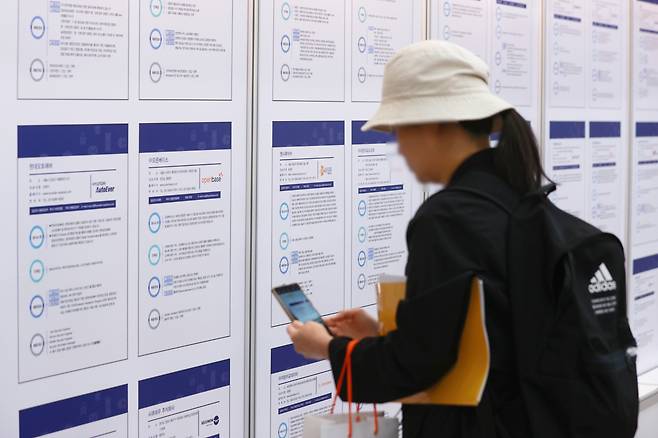 A job seeker waits for consultation at a job fair held in Gangnam-gu, Seoul on Nov. 1. (Yonhap)