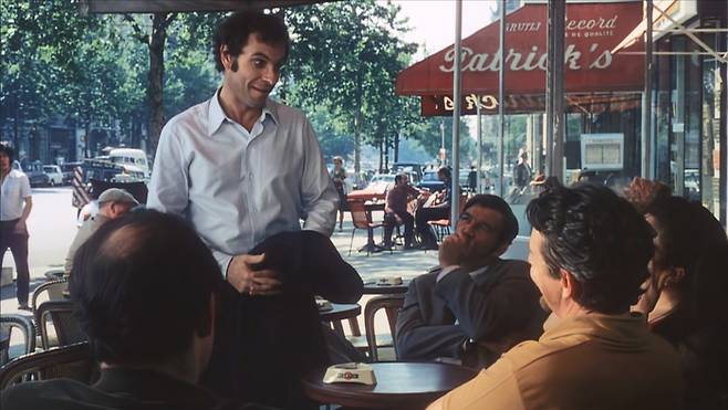 말끔하게 차려 입었지만 주인공 밀러는 빈털터리입니다. 사진은 ‘북회귀선’을 원작 삼은 1970년 동명 영화 ‘북회귀선’ 한 장면. 뉴욕 출신인 밀러가 카페엣 파리의 친구들에게 5프랑을 빌리는 모습입니다. [파라마운트 픽처스]